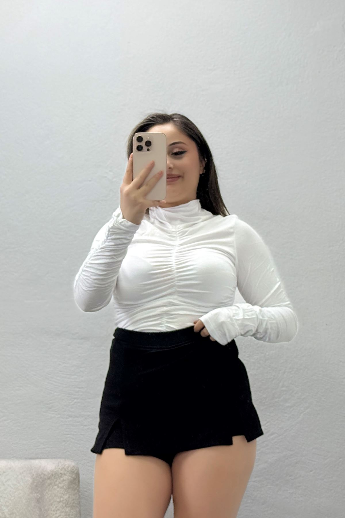 Kadın Dik Yaka Uzun Kolu Ortası Ve Kolları Lastik Büzgülü Bluz Beyaz
