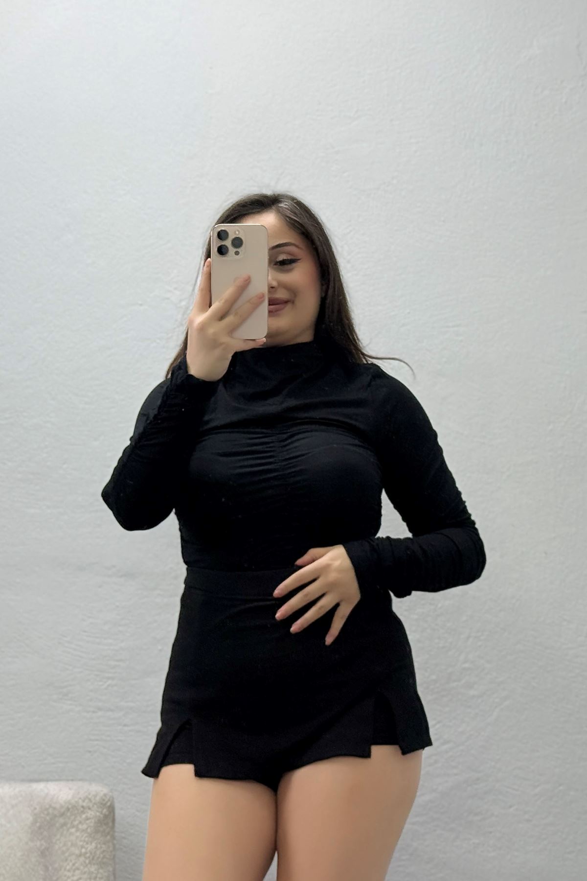 Kadın Dik Yaka Uzun Kolu Ortası Ve Kolları Lastik Büzgülü Bluz Siyah