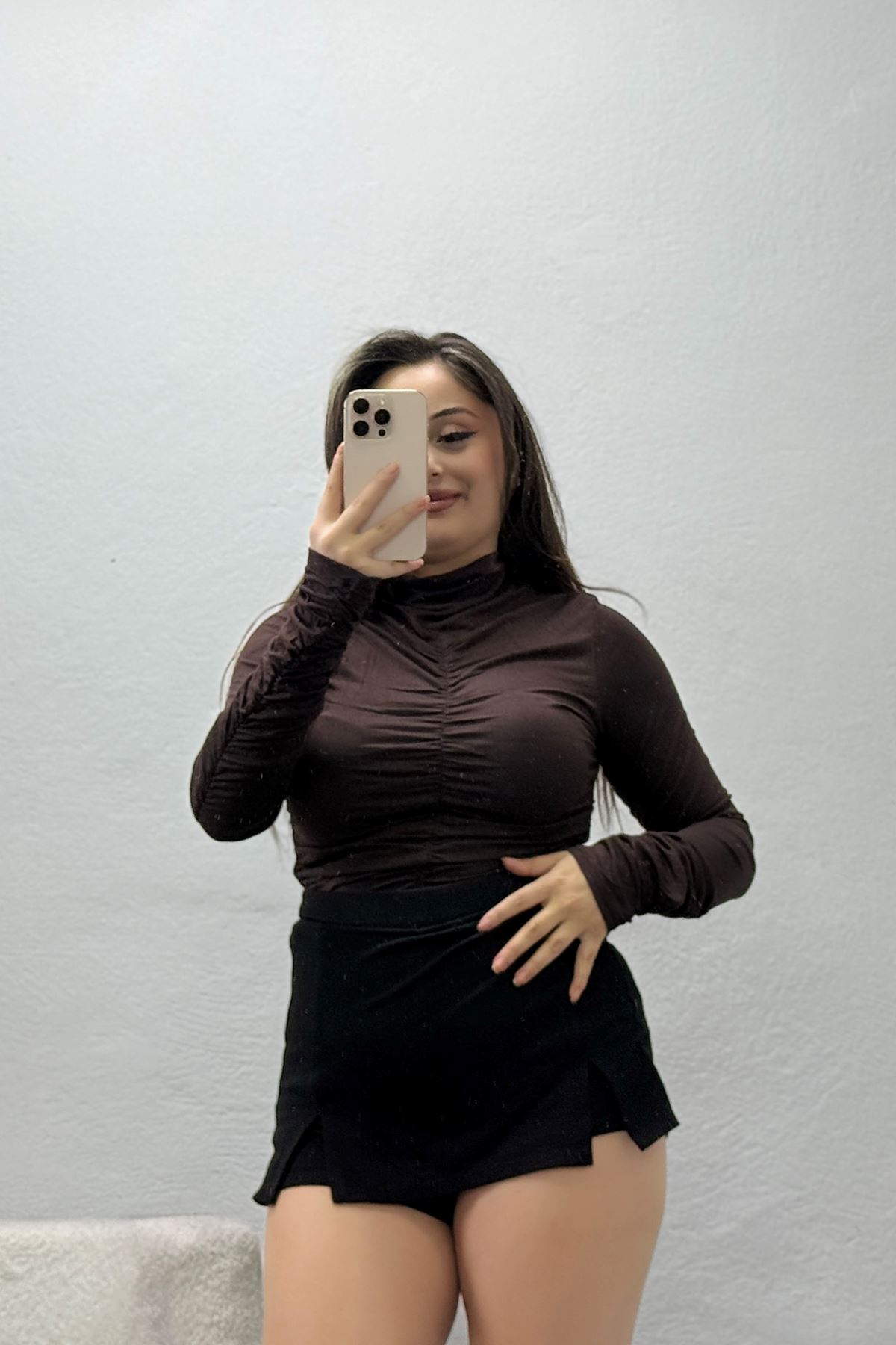 Kadın Dik Yaka Uzun Kolu Ortası Ve Kolları Lastik Büzgülü Bluz Açık Kahve